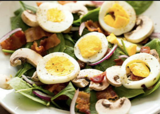 Σαλάτα σπανάκι με αυγά και μπέικον
